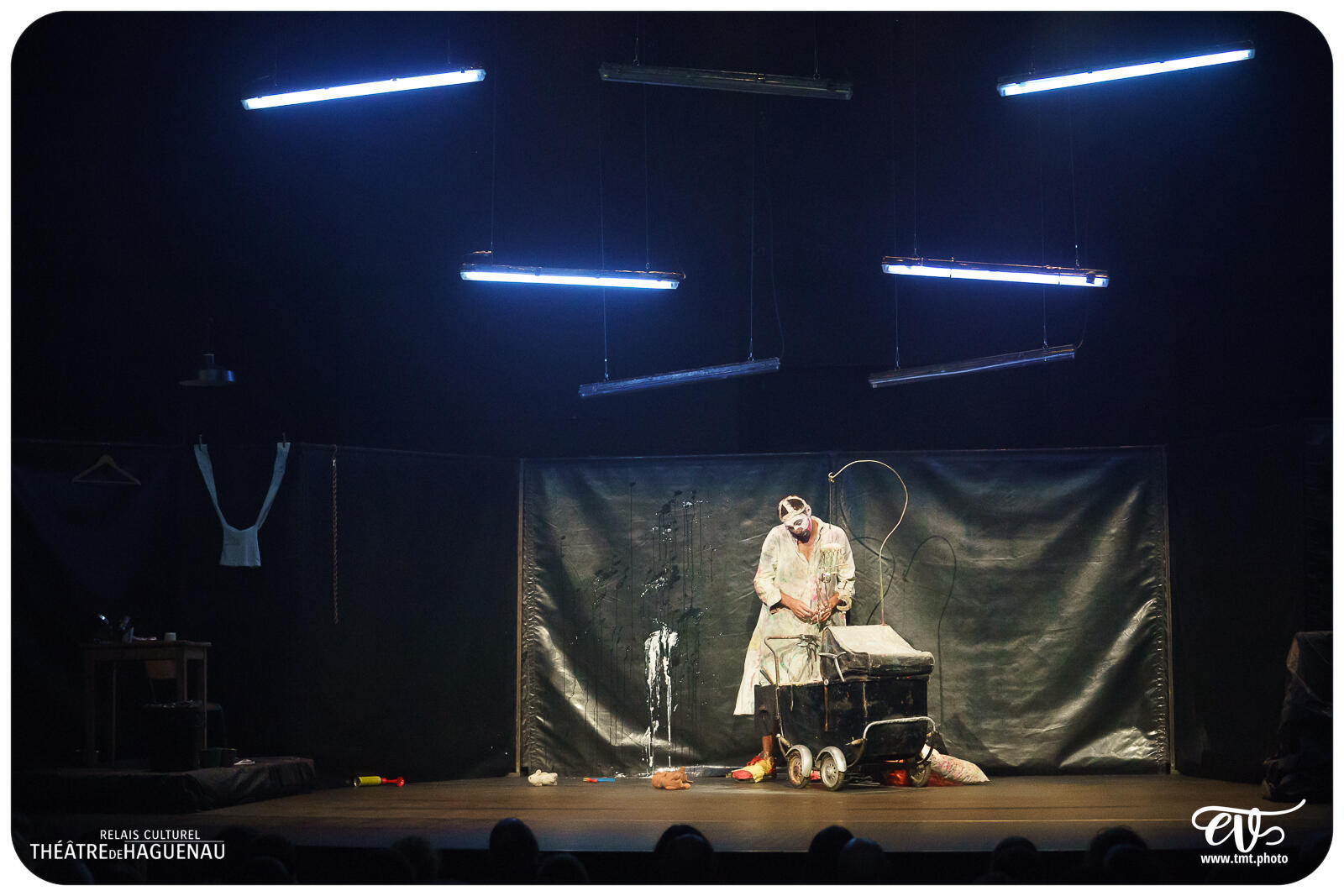 TROP PRÈS DU MUR (TYPHUS BRONX)